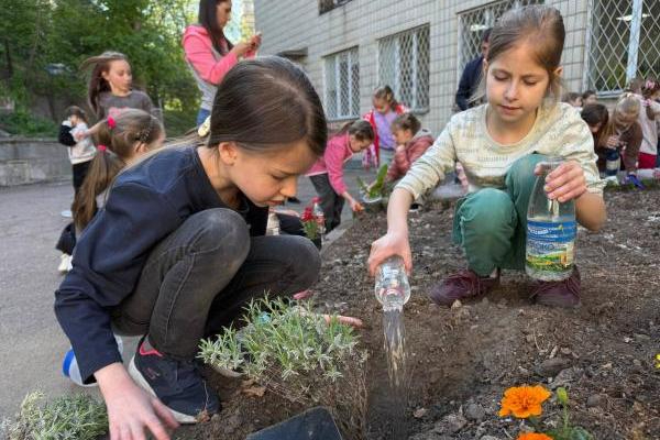 Гурток «English speaking club» - Благодійна акція «Квітуча Україна в серці Європи»