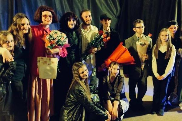  Гурток «Народжені сценою» - вистава «Епоха відходів ХХІ»