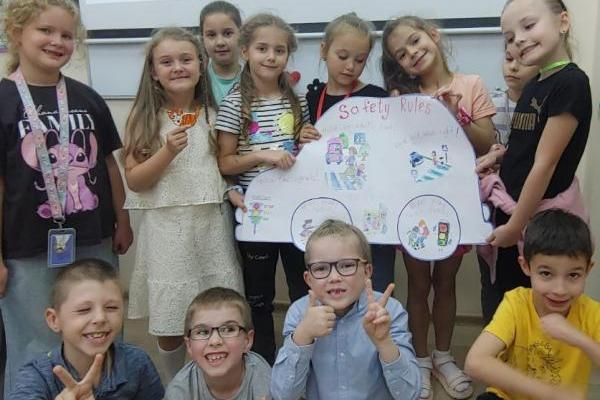 Гурток «English speaking club» - Виставка малюнків «Маленькі пішоходи – великі правила»