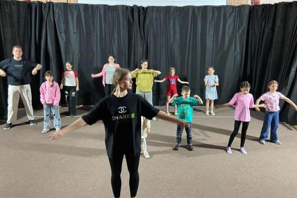 Гуртки: «Співай», «Народжені сценою» (студія сценічного мистецтва), «Libertas» (театральний),  «Crystal Ballet» (cучасна хореографія) – Майстер-клас: «Перший акорд: Відчуй музику»